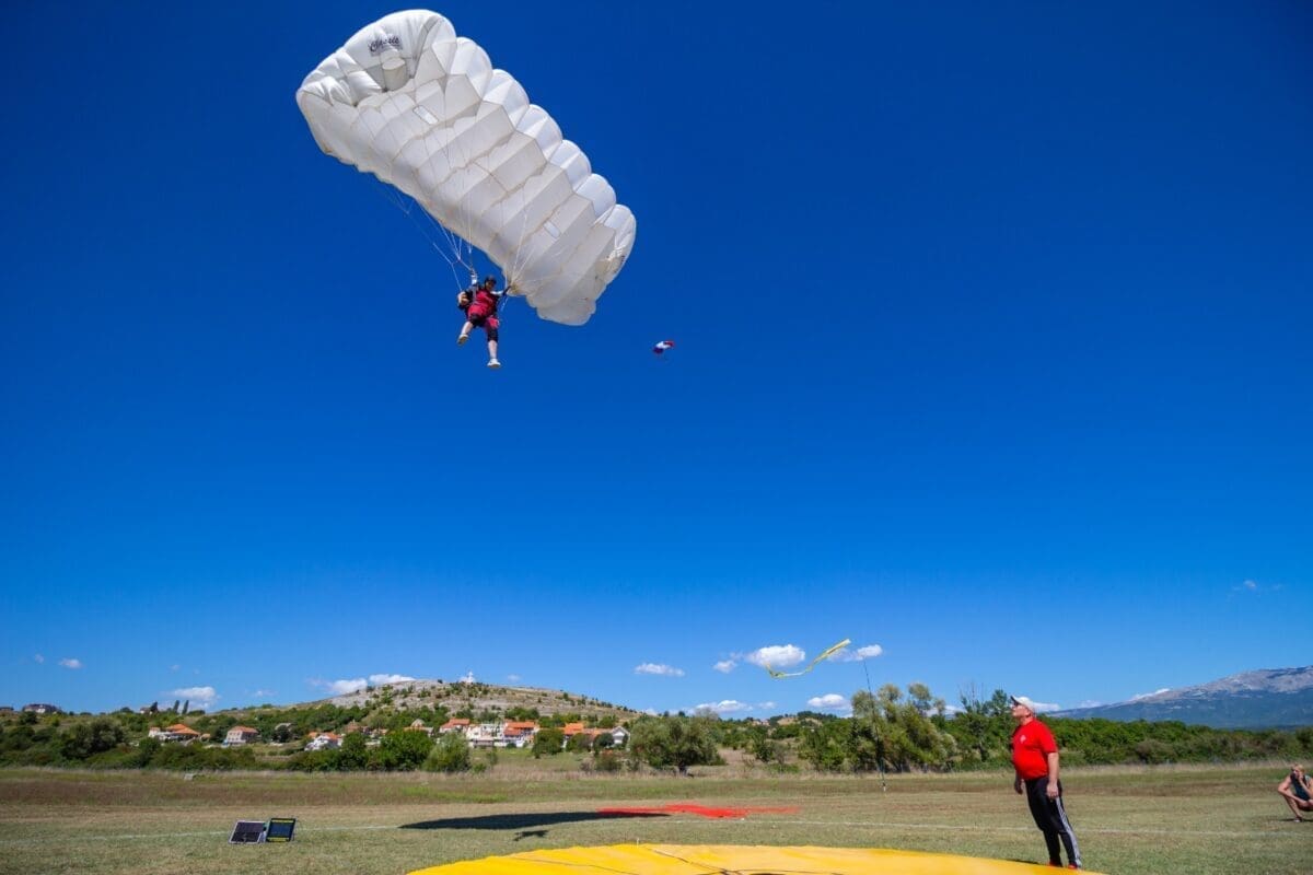 DOGAĐAJ U ZAGORI ODUŠEVIO JE MNOGE Atraktivna manifestacija Alkarski padobranski kup održava se ovog vikenda