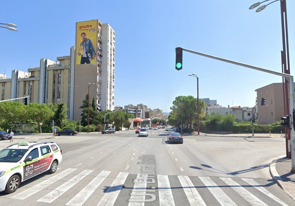 'OVI TURISTI ĆE IPAK PLATITI PARKIRANJE' Nijemac svom Audiju pronašao mjesto u hladu, a pješake tko šiša....