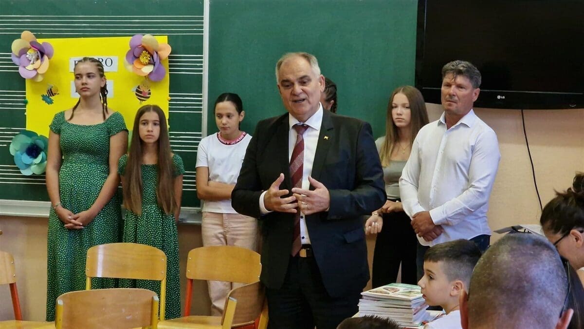 Župan s osnovnoškolcima u Zagvozdu, ove godine u županiji više učenika prvih razreda
