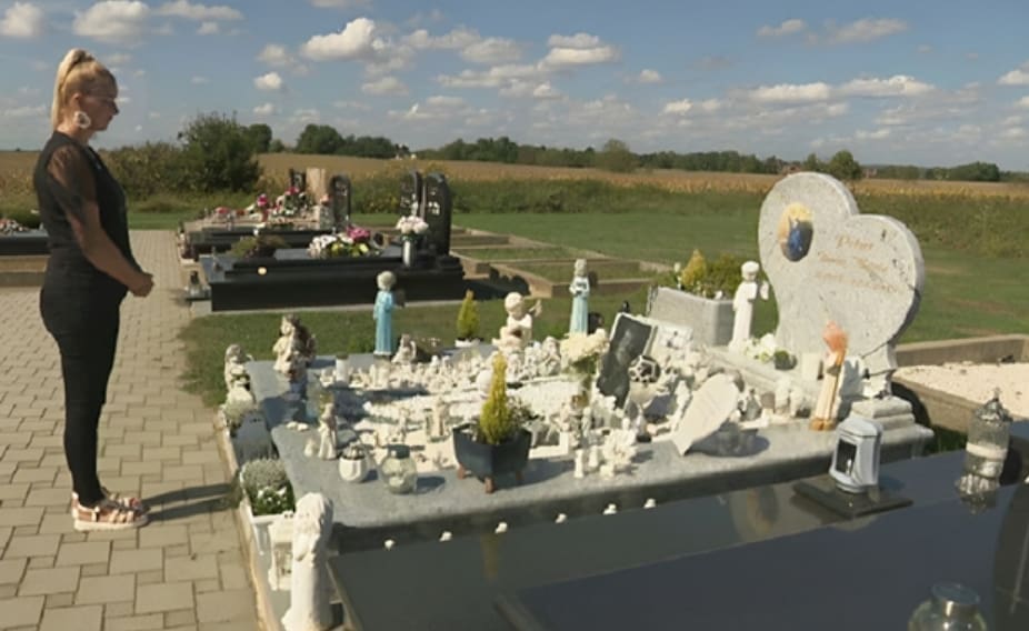 Žena krade s groba dječaka. Majka: "Želim da moj sin počiva u miru"