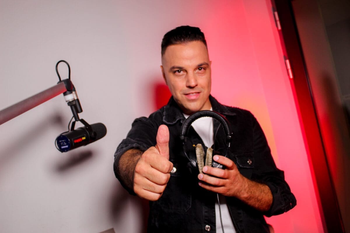 POPULARNI PJEVAČ NAGRABUSIO OD SRDITOG MUŽA: "Idem na policiju, Ivan Zak šalje poruke mojoj ženi"