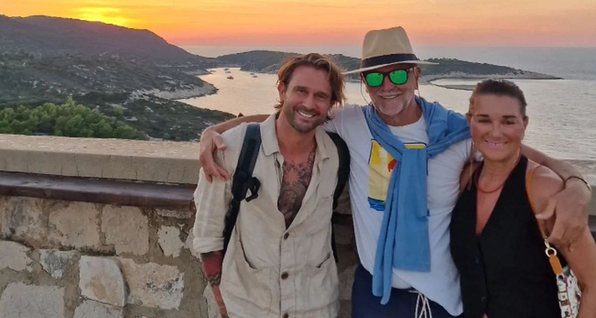 RASTOPIO SRCA OBOŽAVATELJA Pogledajte rijetku fotografiju našeg poznatog pjevača s roditeljima na predivnom otoku