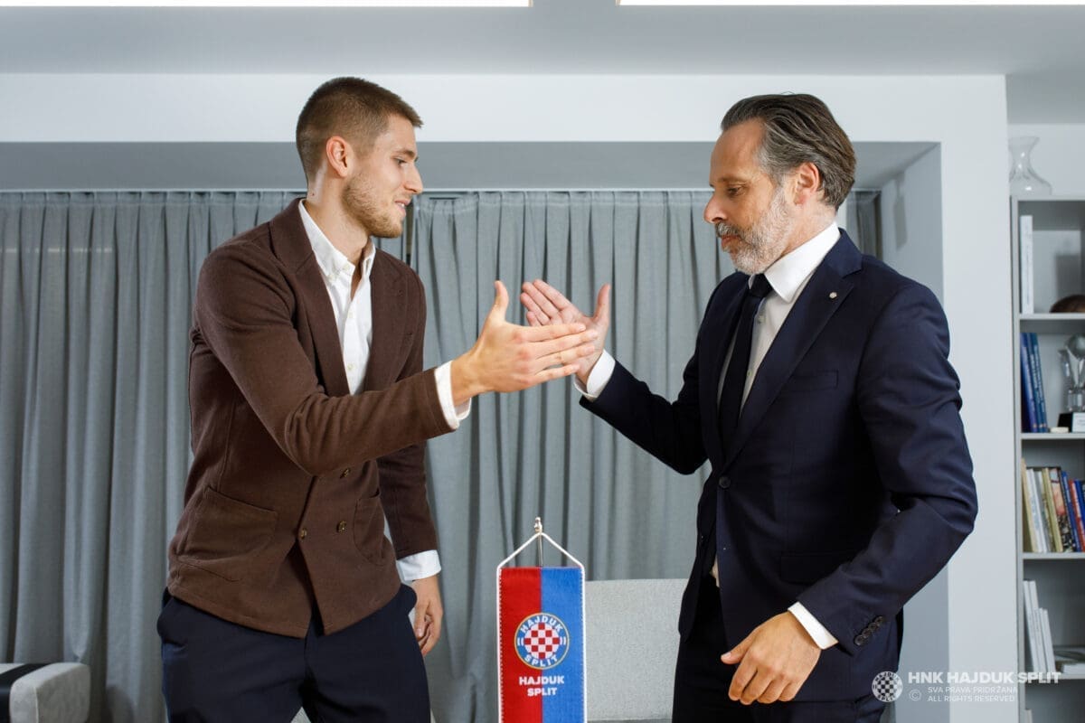 MIHAEL ŽAPER NOVO JE POJAČANJE BIJELIH! "Jedva čekam priključiti se momčadi i krenuti u trenažni proces"