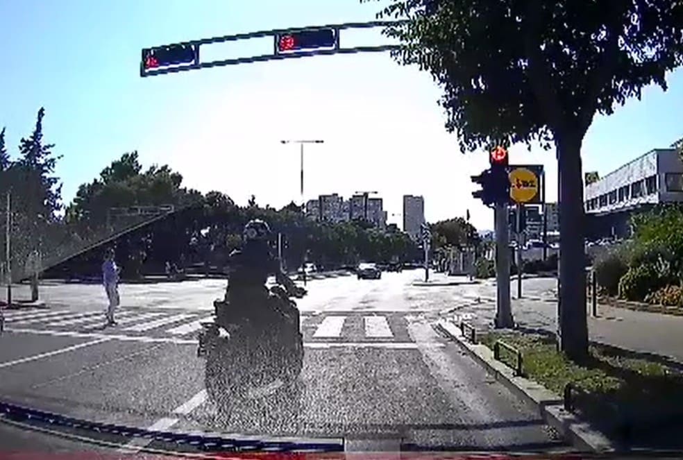 JE LI OVO ZA ODUZET' VOZAČKU? Pravo je čudo da pješakinja nije stradala: 'Za njih ne postoji niti jedno prometno pravilo'