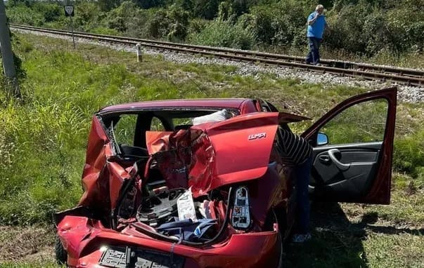 ČUDO NAKON NESREĆE Ovo je ostalo od auta na koji je naletio vlak! Ostali su živi