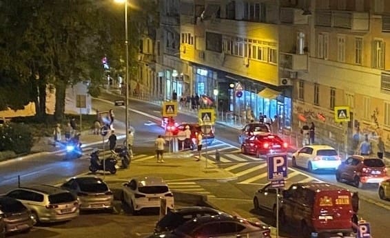 U Zvonimirovoj ulici proklizao motociklist i ozlijedio se