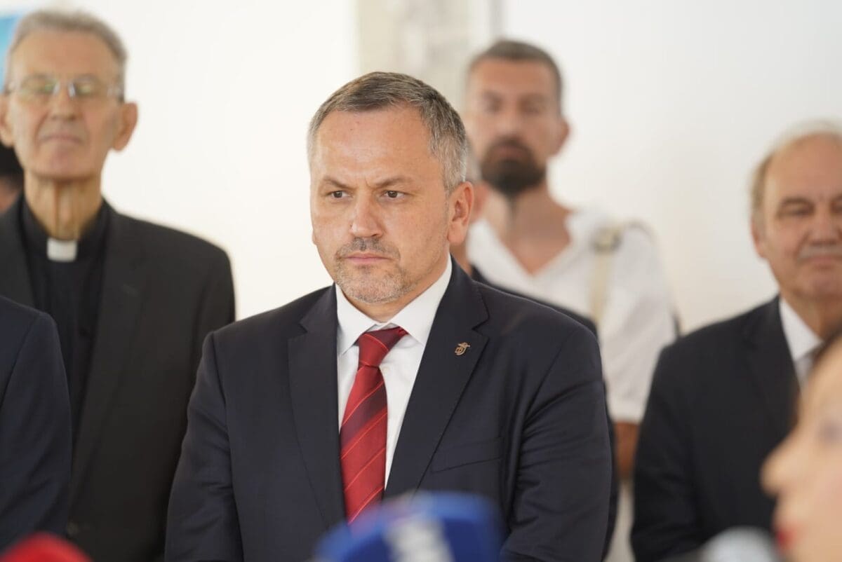 SJEDNICA KOJA ĆE OTKRITI PUNO TOGA Šimundić: "Moja supruga i ja imamo petero djece ne zbog ovih ili onih..."