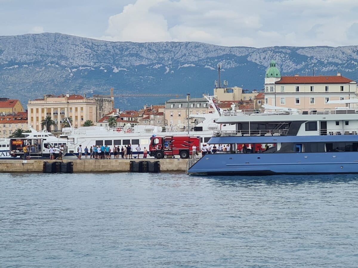 POŽAR NA BRODU U SPLITSKOJ LUCI Na teren izašlo 13 vatrogasaca s 4 vatrogasna vozila
