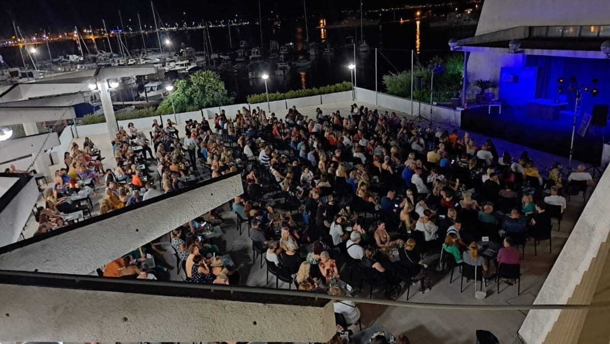 URNEBESNA KOMEDIJA "CASABIANCA" NA TEATRU UZ MORE Nakon šest rasprodanih dvorana Irena Grdinić i Mario Lipovšek Battifiaca prvi put stižu u ljetnu scenu u Lori