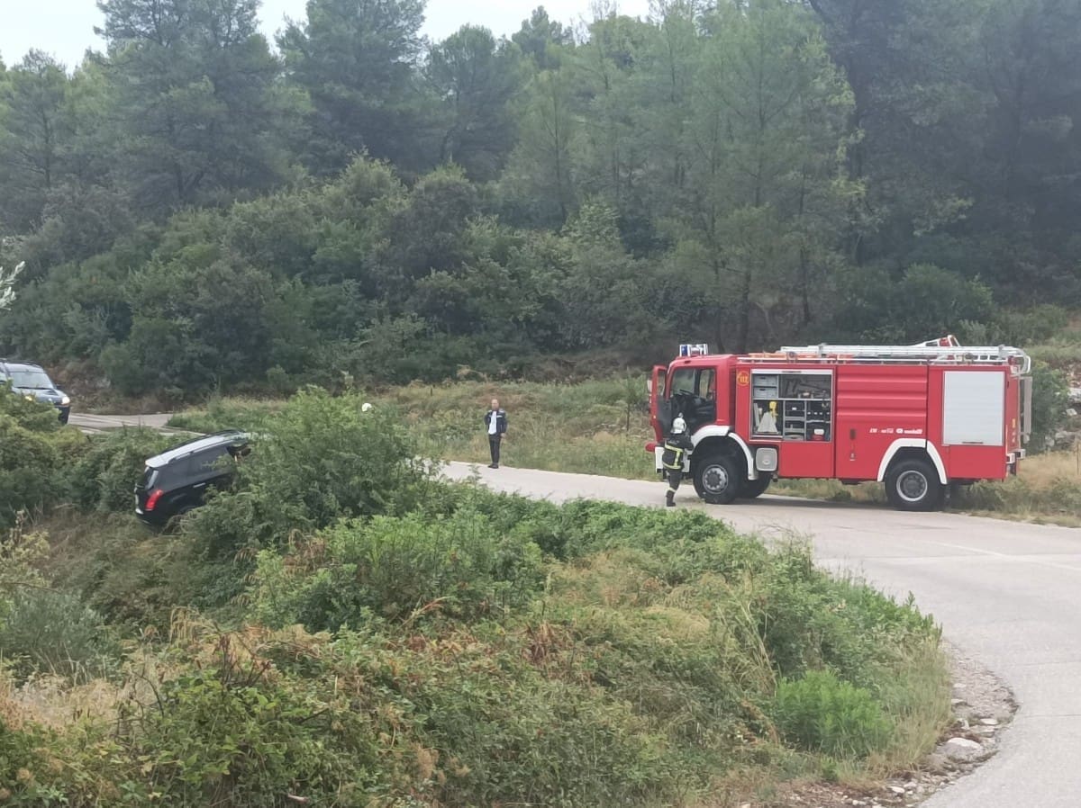 Palo malo kiše i odmah kaos na cestama: Vozilo izletjelo s kolinika na Braču, intervenirali i vatrogasci
