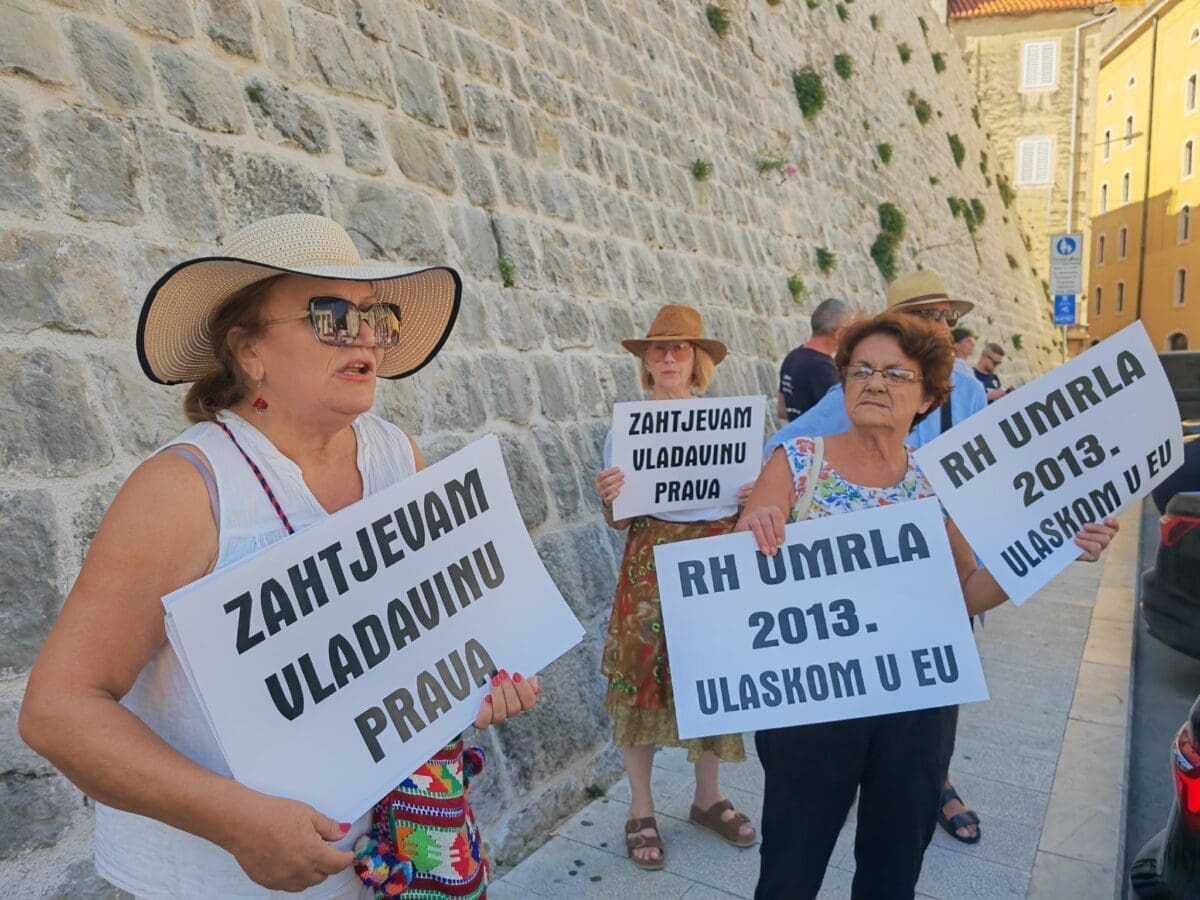 prosvjednici hnk svecana sjednica 1 