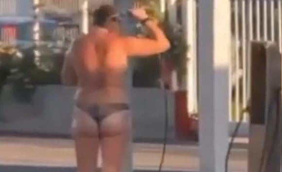 ŠOK NA PUMPI U KAŠTELIMA Žena se besramno otuširala na mjestu gdje se pumpaju gume