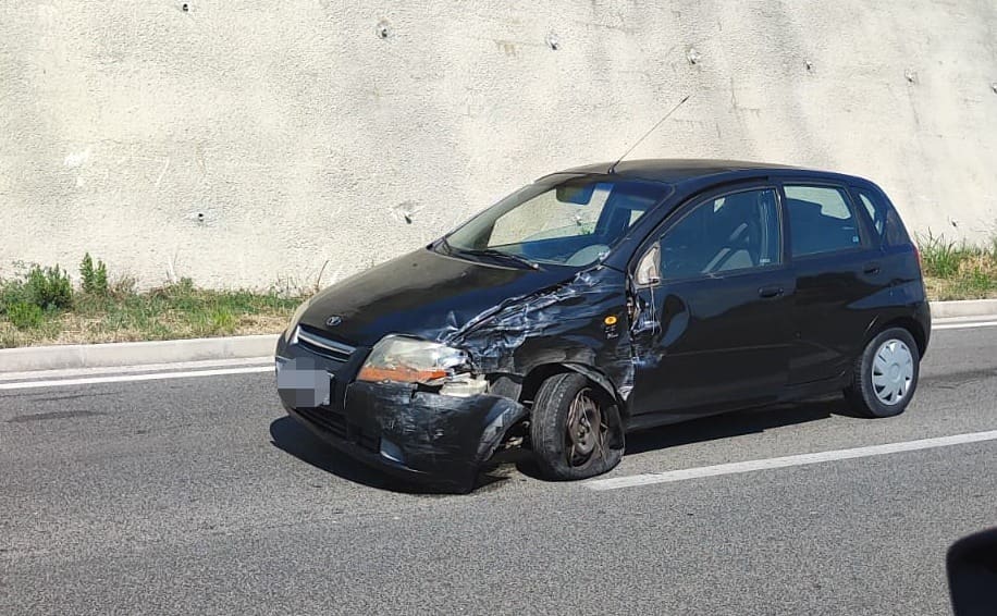 KRŠ I LOM KOD TROGIRA Jedan automobil je završio izvan kolnika, evo prizora