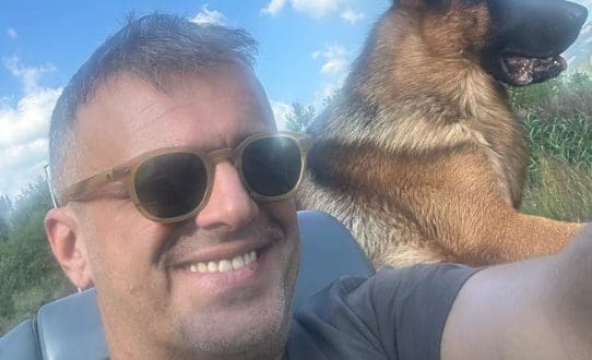 DRAMA NA SPLITSKOJ PLAŽI Poznati glumac napravio skandal: Vrijeđao policajce, priveden je