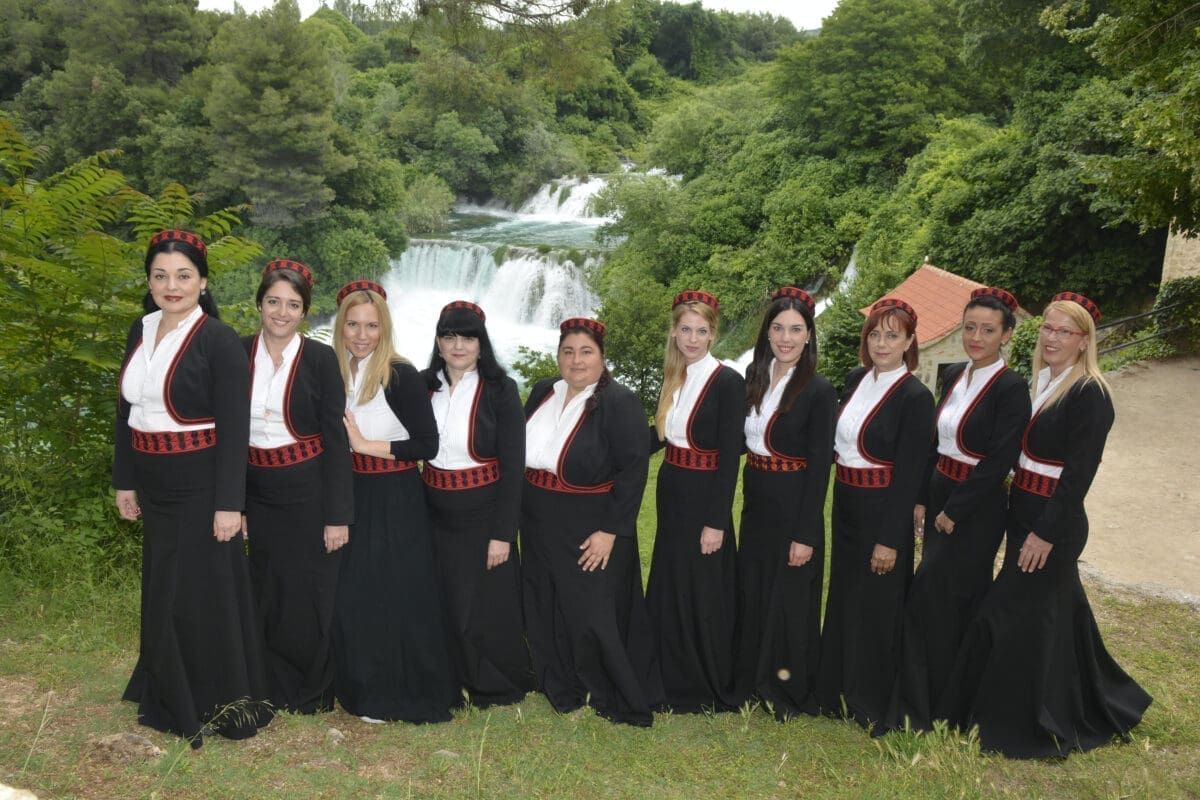 JUBILARNI KONCERT KLAPE SKRADINKE Jedna od najdugovječnijih ženskih klapa slavi 25. rođendan
