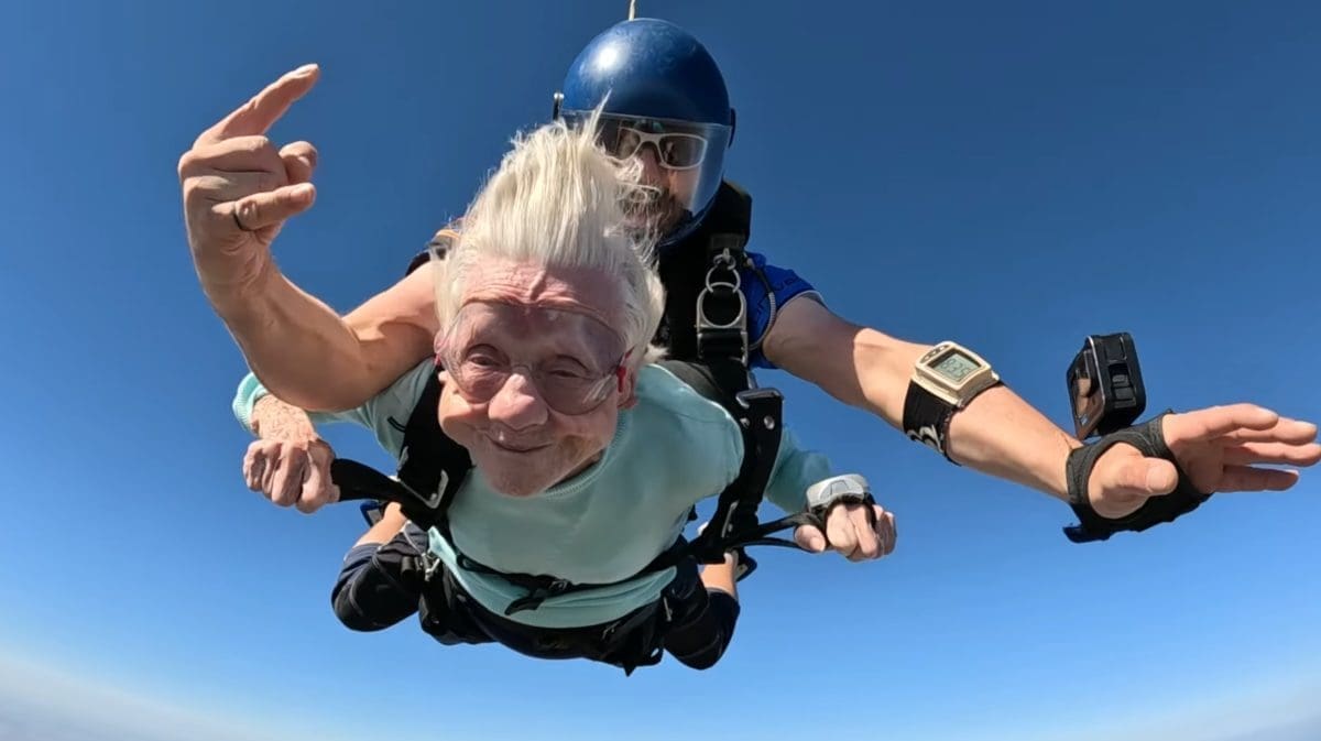 UMRLA PADOBRANKA DOROTHY (104) Prije 6 dana skočila je iz aviona i oborila svjetski rekord