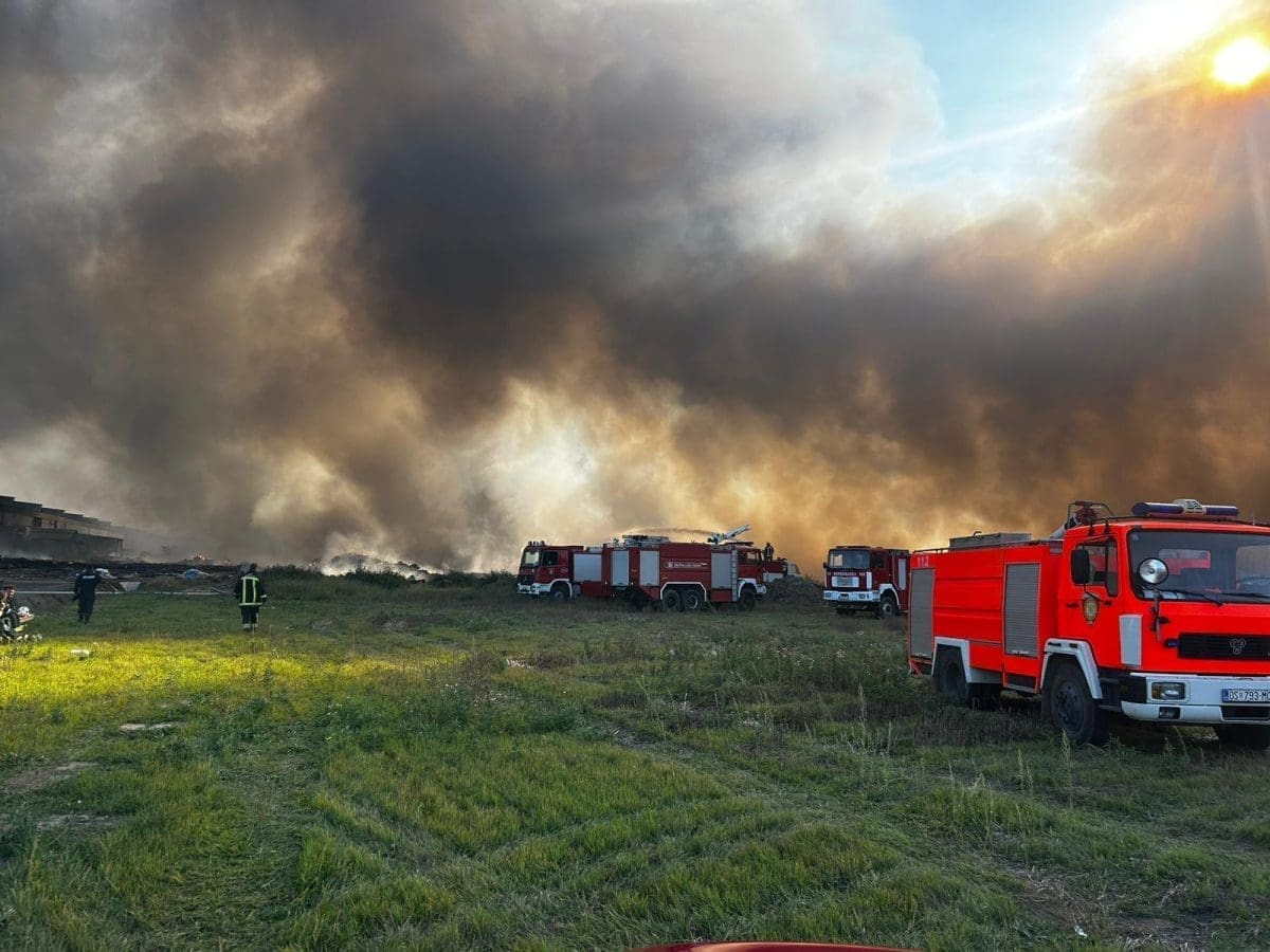 Požar na prostoru tvrtke za preradu i skladištenje plastike u Osijeku pod nadzorom je gasitelja!