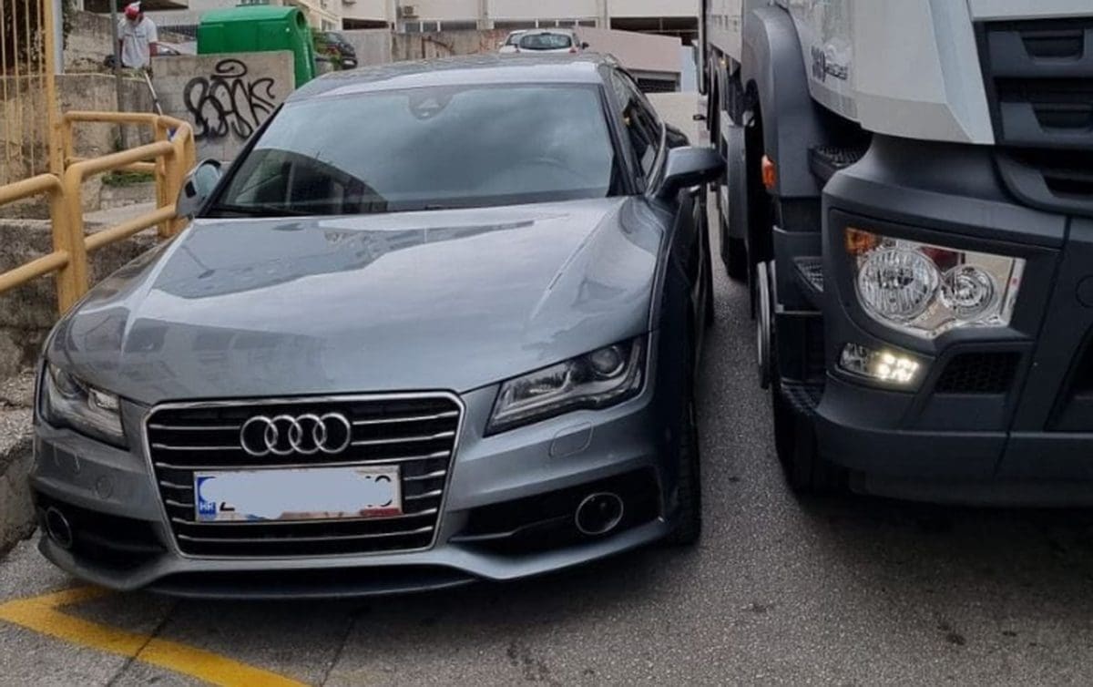PUSTI ME PROĆ Vozilo Čistoće 'zaglavilo', neki lik automobil parkirao na žute linije...