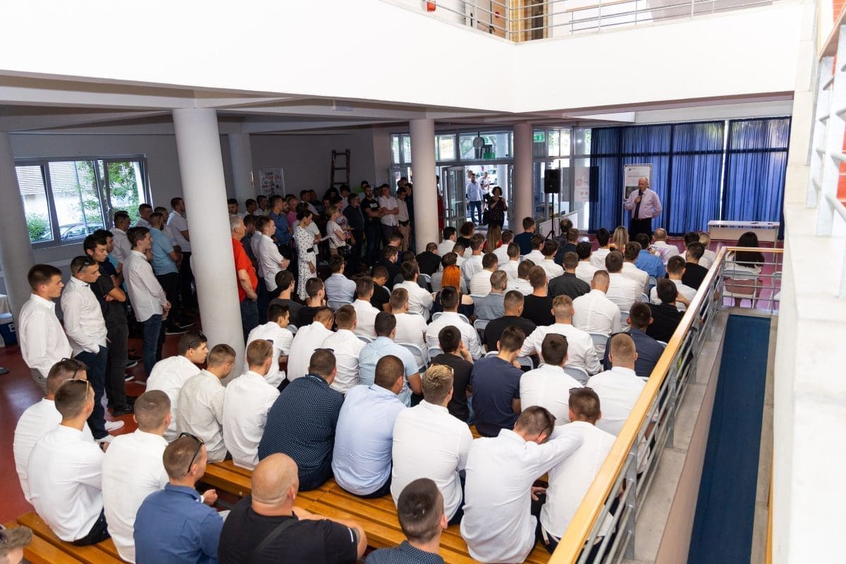 KONFERENCIJA ZA RAZMJENU ZNANJA I ISKUSTVA OBRTNO TEHNIČKE ŠKOLE Doprinos obrazovanju i industriji u području elektrotehnike i računalstva