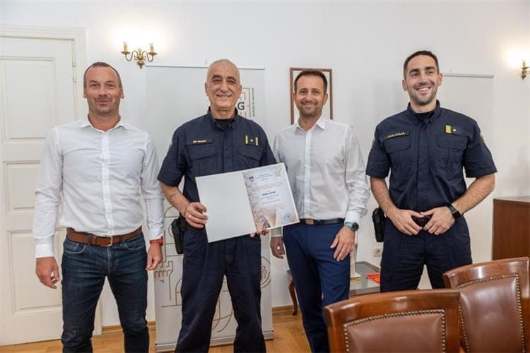 DAN POLICIJE Policijski službenik Mirko Oštrić dobio zahvalnicu Grada Trogira