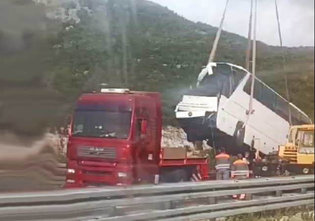 VIDEO Ovako je izgledalo šlepanje skršenog autobusa s autoceste. Tek što je pušten promet - pojavio se novi problem!