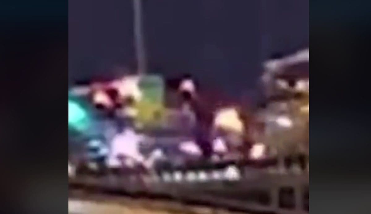 UZNEMIRUJUĆI VIDEO Snimka koja ledi krv u žilama: Pogledajte trenutak kad je autobus sletio s nadvožnjaka kod Venecije