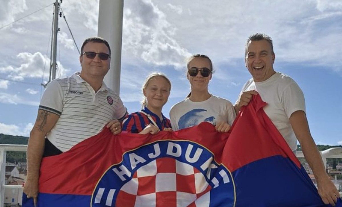 LUDNICA NA TRAJEKTU Bračani su spremni, stiže vojska navijača s otoka. Vesela ekipa razvila zastavu Hajduka
