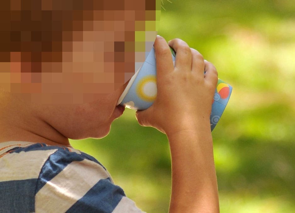 OŠTEĆENI MU JEDNJAK, SLUZNICA I USNA ŠUPLJINA Užas u Hrvatskoj: Dječak u restoranu naručio sok od jabuke, popio lužinu?