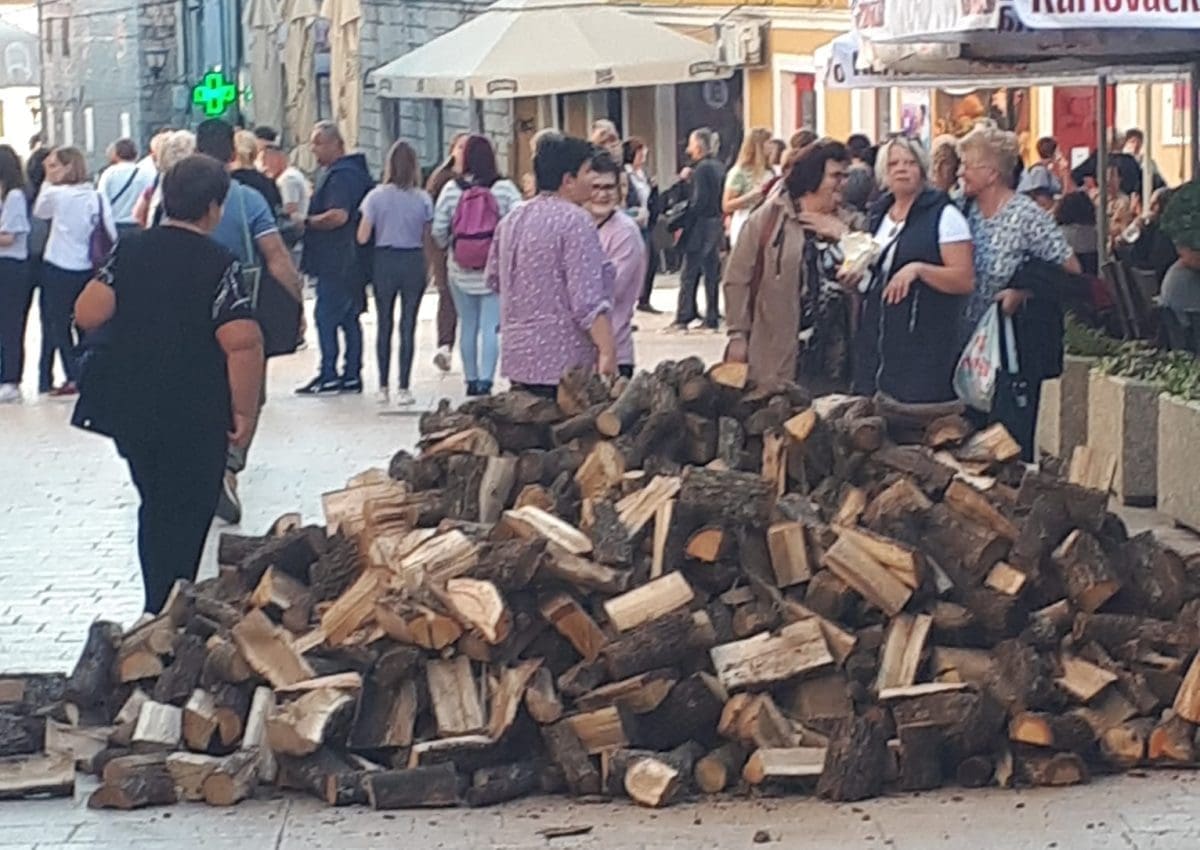 "NASRED TRGA ISKRCAO KAMION DRVA" Prizor s Pijace iznenadio mnoge: "Zima će biti žestoka". Ljudi masovno stali u obranu bake, dobit će kaznu?