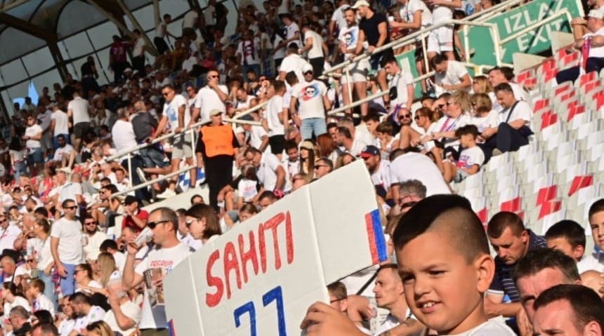 HOĆE LI MU SE ŽELJA ISPUNITI? Zanimljivi transparent najmlađeg navijača nije mogao proći ispod 'radara'