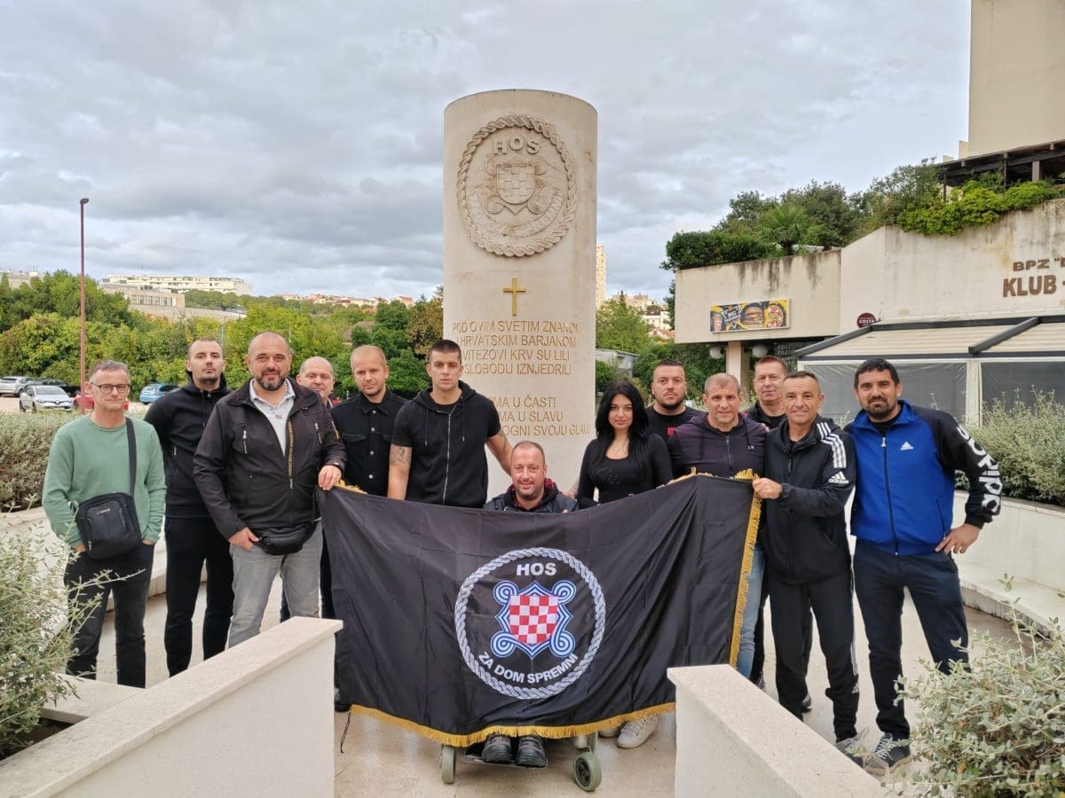 'DOMOVINCI' SU JAKO LJUTI Oštećen je spomenik HOS-a, žestoko su se obrušili na gradsku vlast: "Vandali stoluju u Banovini"