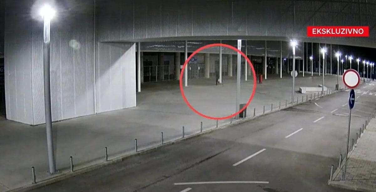 EKSKLUZIVNA SNIMKA Ovako je huligan izvjesio transparent o kojem bruji cijela Hrvatska