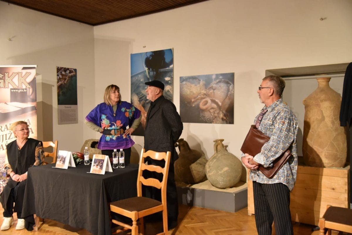 VEČER HUMORA U KAŠTEL SUĆURCU Marijan Grbavac predstavio knjigu "Matein šudarić"