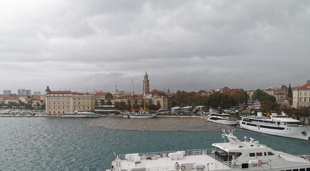 OBILNE KIŠE ZAMUTILE MORE Fotografije iz Splita danas nisu 'za uspomenu'