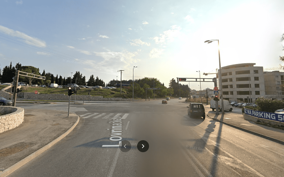 ČEMU SLUŽE SEMAFORI U SPLITU? Kamera snimila usporeni i bezbrižni prolazak dvojice vozača kroz crveno na jednom od iznimno prometnijih raskrižja