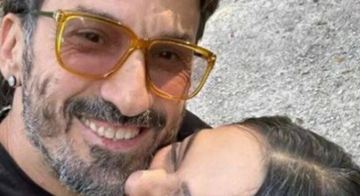 Naš političar zaljubljen je preko ušiju u lijepu glumicu, a ona zbog njega ne skriva nešto čega bi se inače mnogi sramili