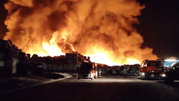 Vatrogasac teže ozlijeđen prilikom gašenja požara u Osijeku: Upao je u šaht s vrelom plastikom!