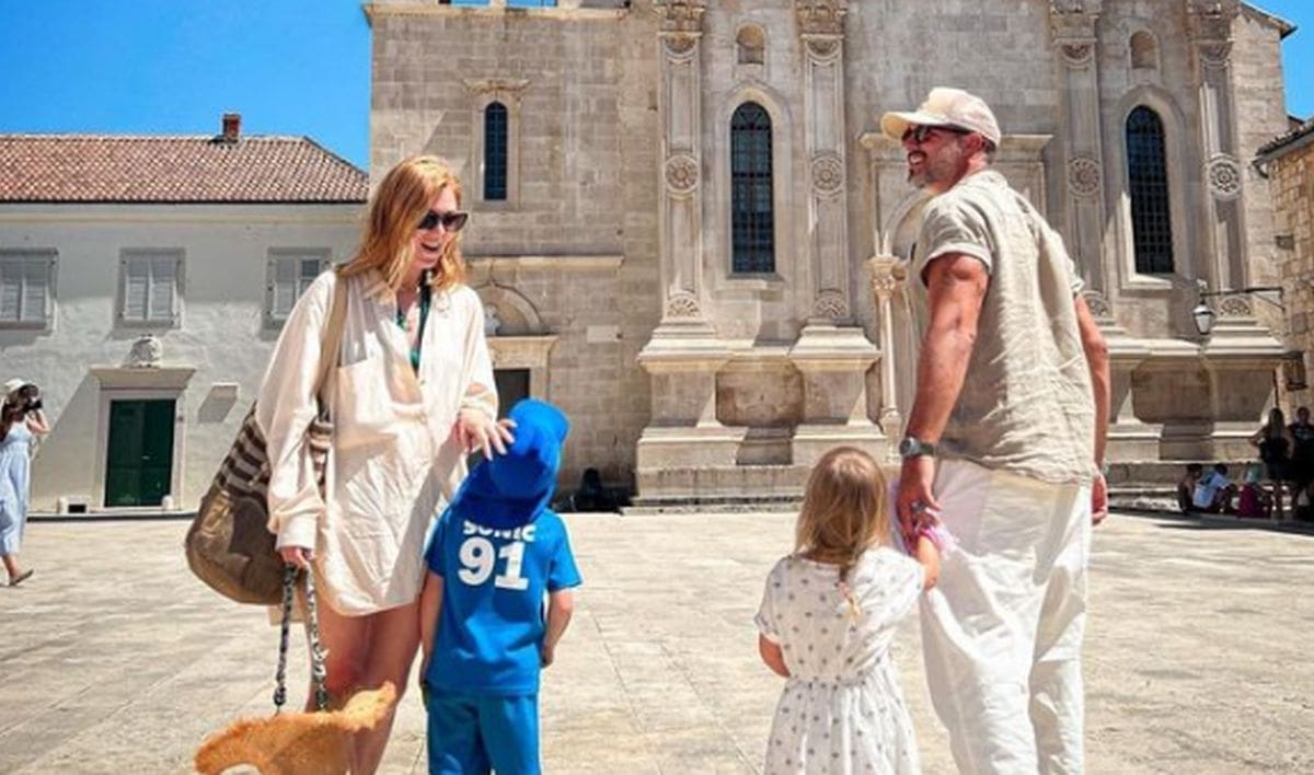 "KONAČNO SMO VRŠNJACI" Naša poznata glumica mužu je za rođendan priredila prigodno iznenađenje