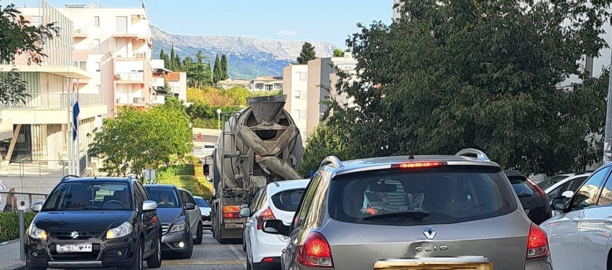 SITUACIJA ESKALIRALA NA PAZDIGRADU Iz kotara poslali upozorenje: "Je li je stvarno potrebno ugroziti život djeteta samo zato da biste svoje ostavili direktno ispred škole?"