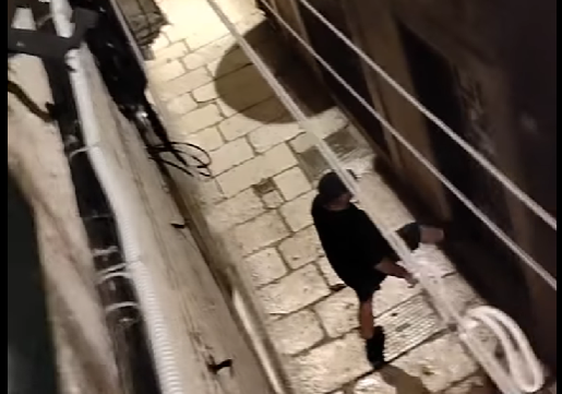 NEREDI PIJANIH TURISTA JOŠ TRAJU Očajnički provalio u apartman jer mu se prijatelj nije javljao