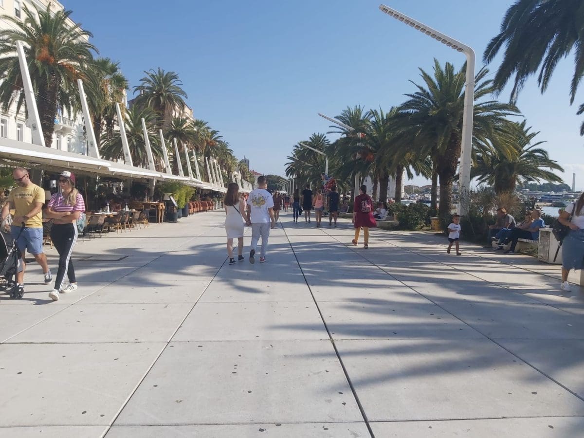 KRATKI RUKAVI I SREDINOM LISTOPADA Jesen je kalendarski došla, no ljeto još nije napustilo Split