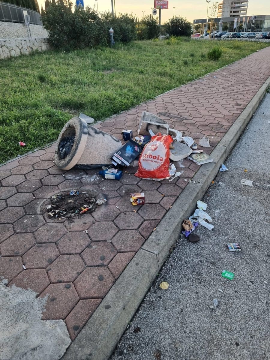 smece razbijeno parking lovrinac 1 