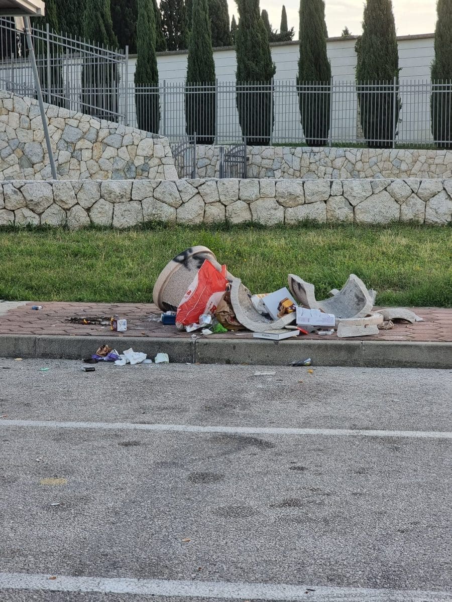 smece razbijeno parking lovrinac 3 