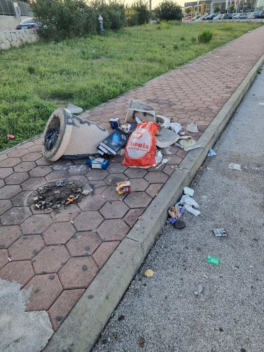 smece razbijeno parking lovrinac 4 