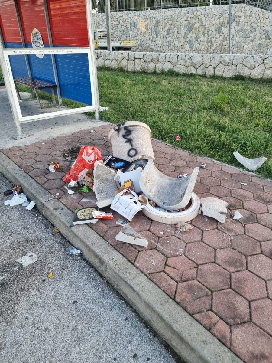 smece razbijeno parking lovrinac 5 