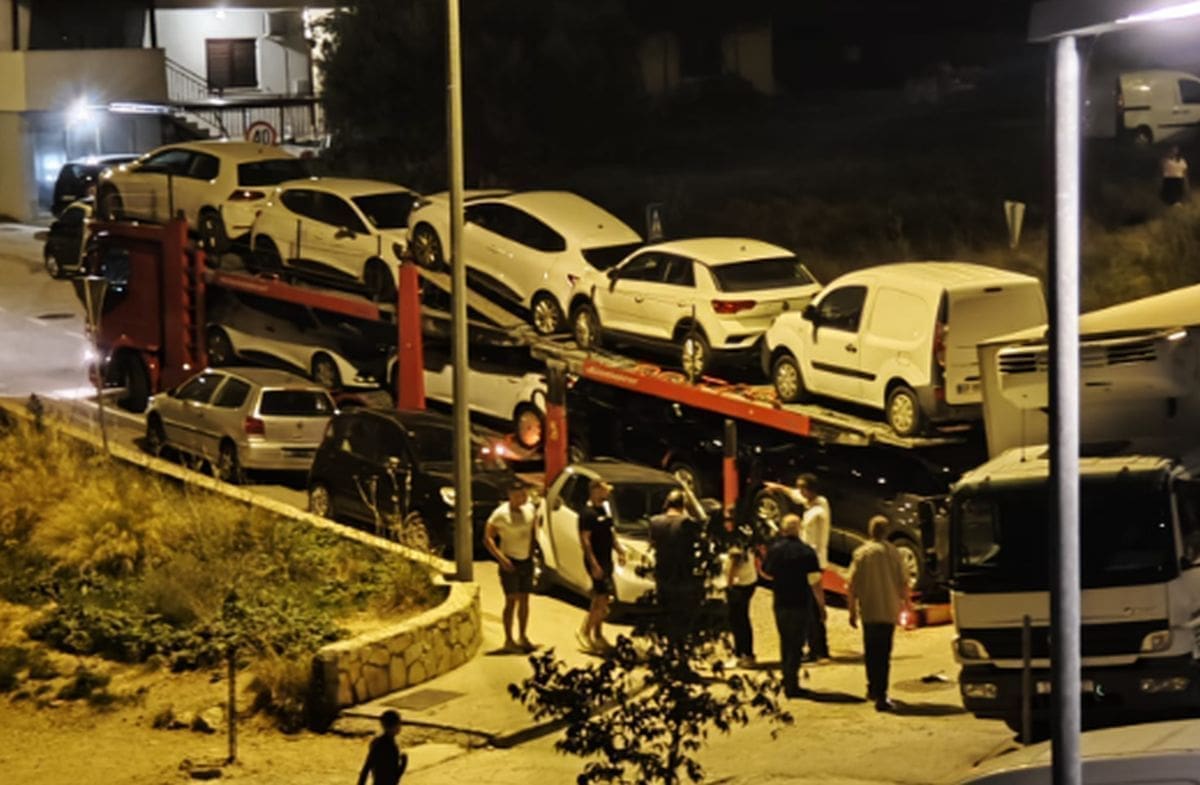 MUKE S OKRETANJEM U RIKVERC Naprijed-natrag, nije išlo bez problema. Tegljač jedva otišao s Vrborana, vozač Smarta neće biti sretan