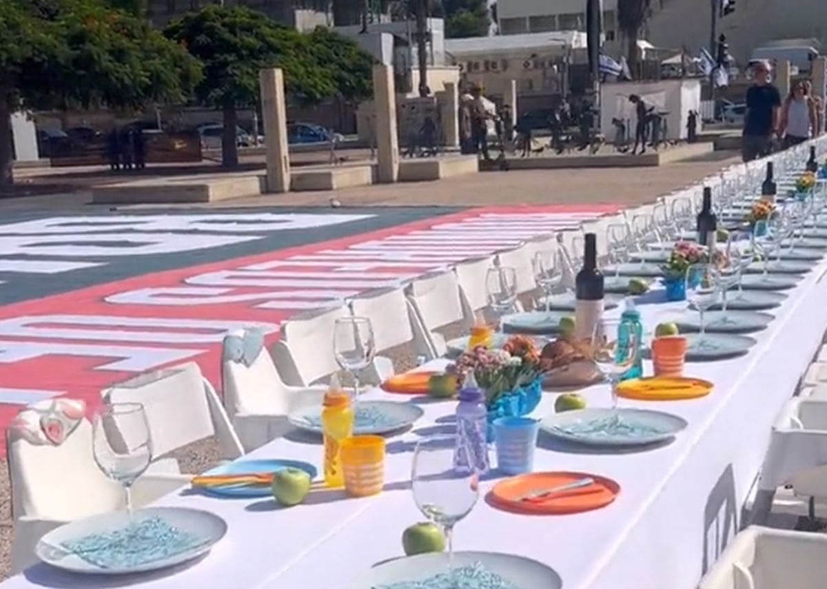 POTRESNA INSTALACIJA U TEL AVIVU Ispred muzeja postavljen prazan stol sa 203 mjesta za taoce koje je oteo Hamas