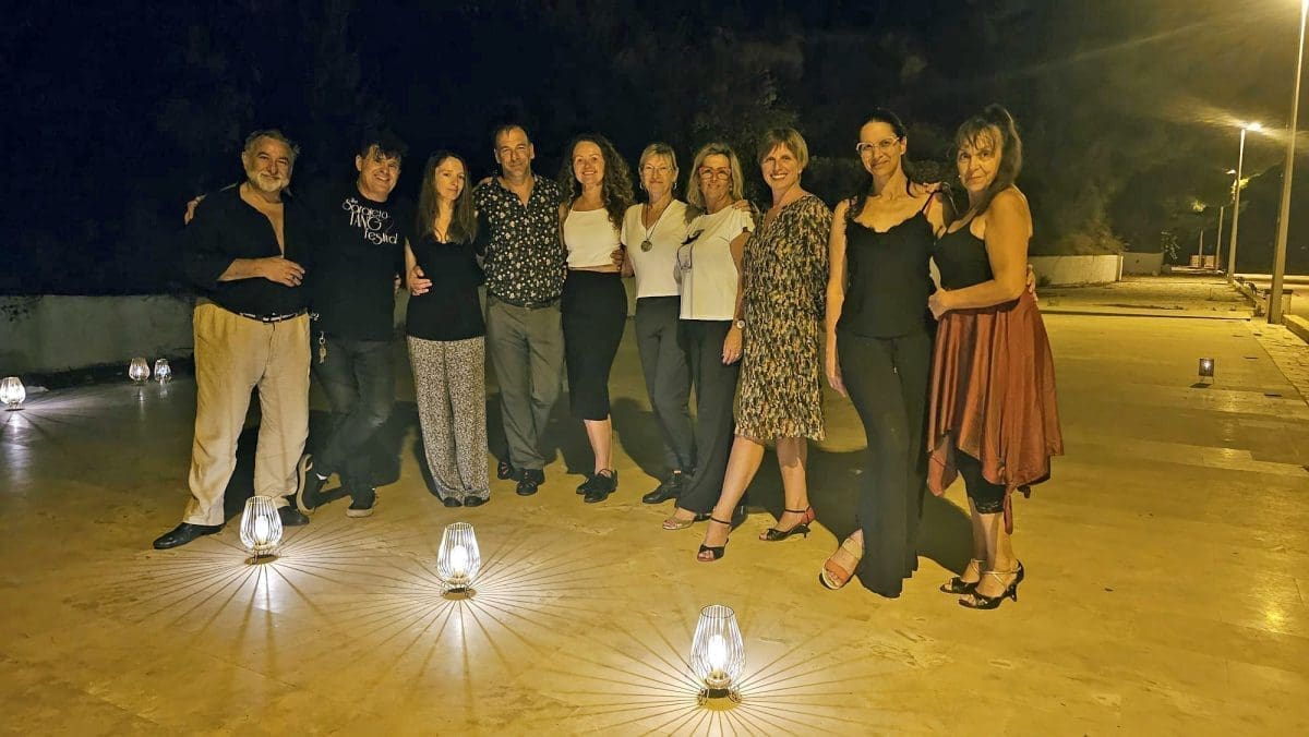 VIDEO Zanimljiva skupina ljudi okuplja se navečer u platou Trsteničke vale. Prolaznici im se dive, a neki i pridruže