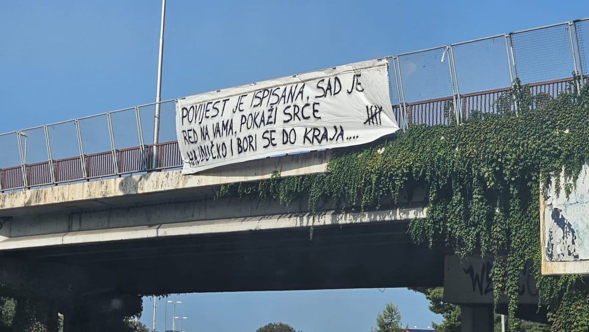 DERBI SVIH DERBIJA Zanimljiv transparent na ulazu u Split