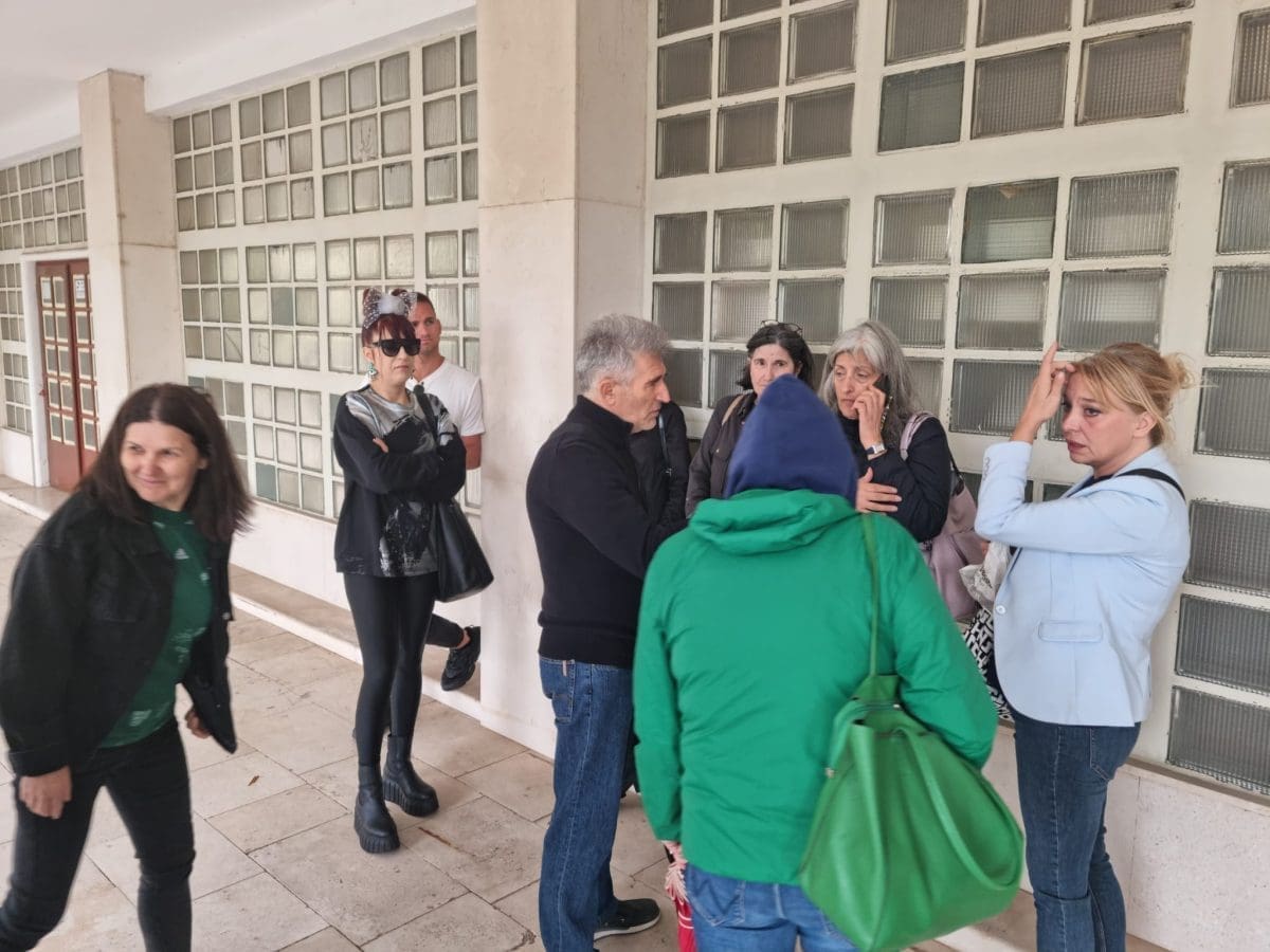 PROSVJEDNICI ISPRED BANOVINE Stigli izbačeni umjetnici, onemogućen im je rad u Dioklecijanovoj palači: "Bez ikakvog plana. To nije u redu"